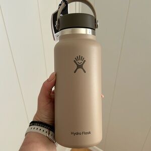 WFM LIMITED EDITION HYDROFLASK IN THE COLOR TAPROOT